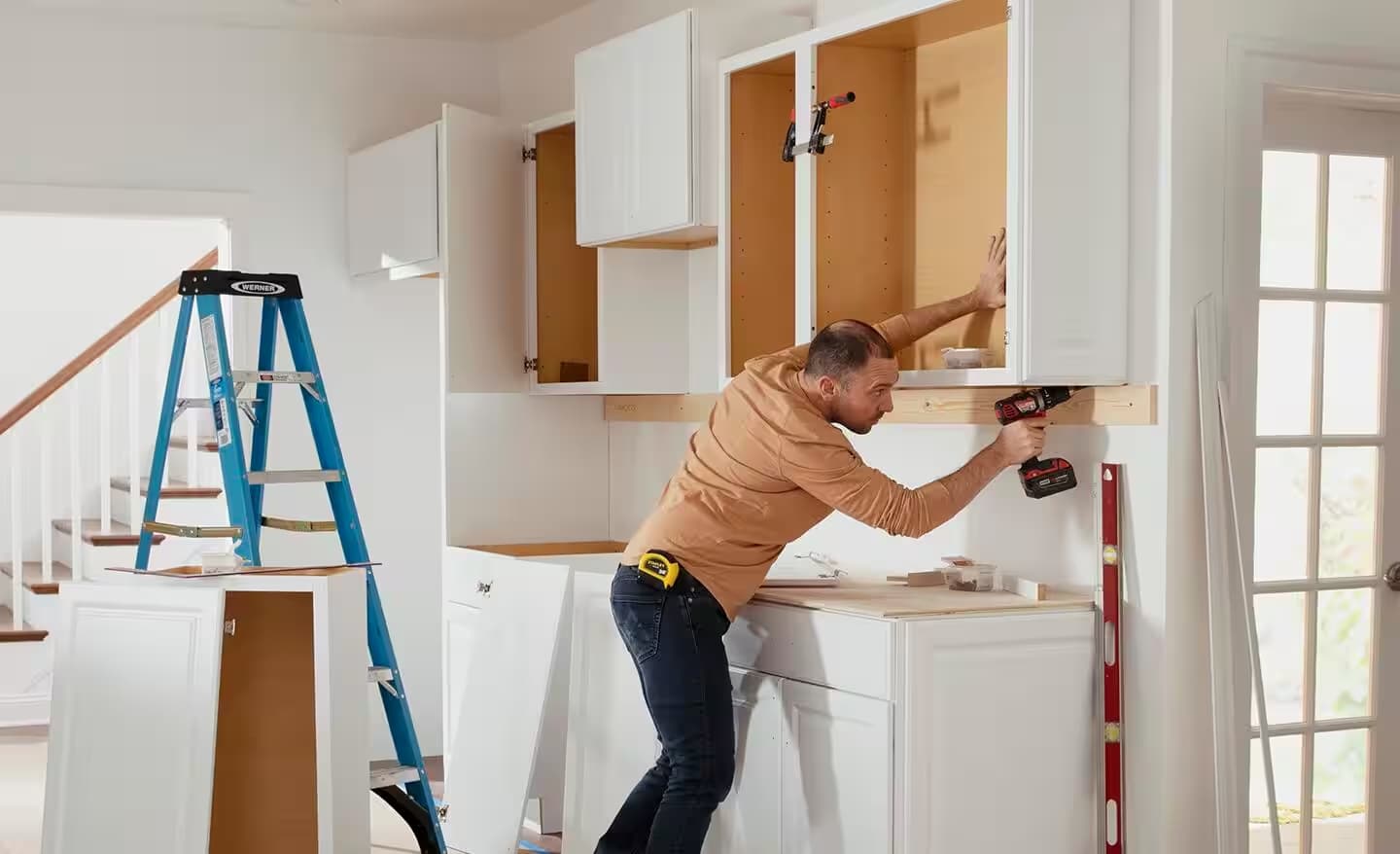 Aufbewahrungs- und Aufhängesysteme fachgerecht montieren – ohne elektrische Arbeiten