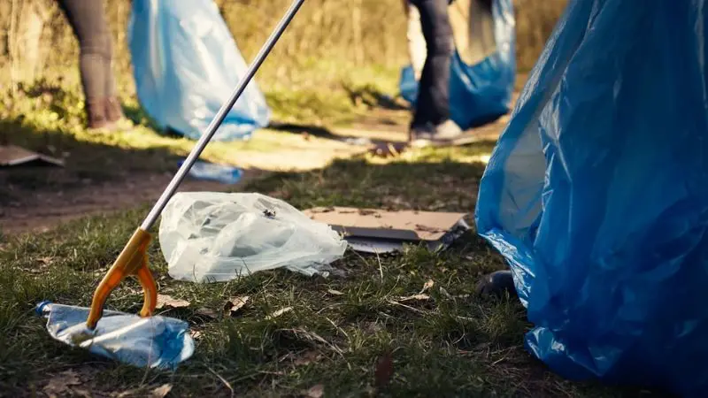 Müll und Verschmutzungen im Außenbereich gründlich beseitigen – für eine saubere Umgebung