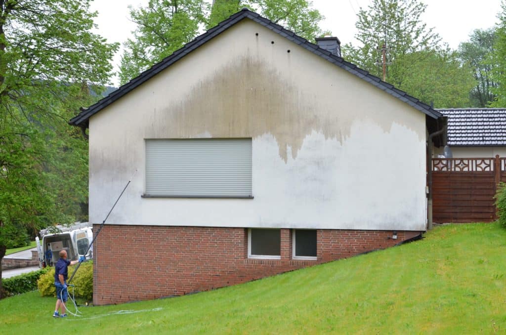 Sichtbare Fassadenoberflächen professionell reinigen – gründlich und schonend