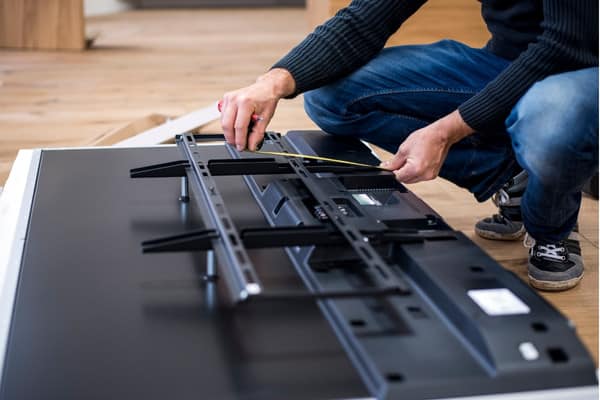 Montage von Fernsehern an der Wand – fachgerecht und ohne Elektroarbeiten