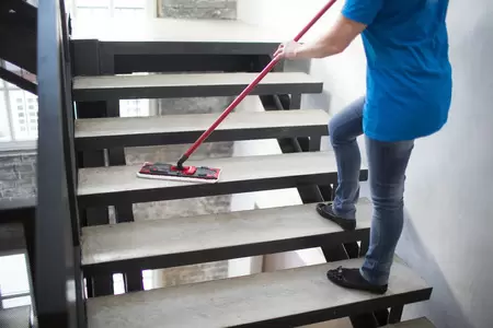 Feuchtreinigung von Treppenstufen und Bodenbelägen – gründlich und sicher