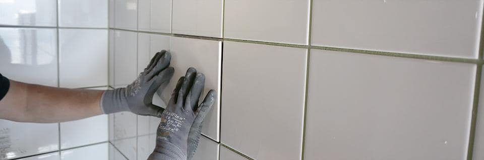 Austausch beschädigter Fliesen in Innen- oder Außenbereichen