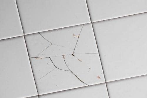 Kleinere Fliesenreparatur oder -erneuerung