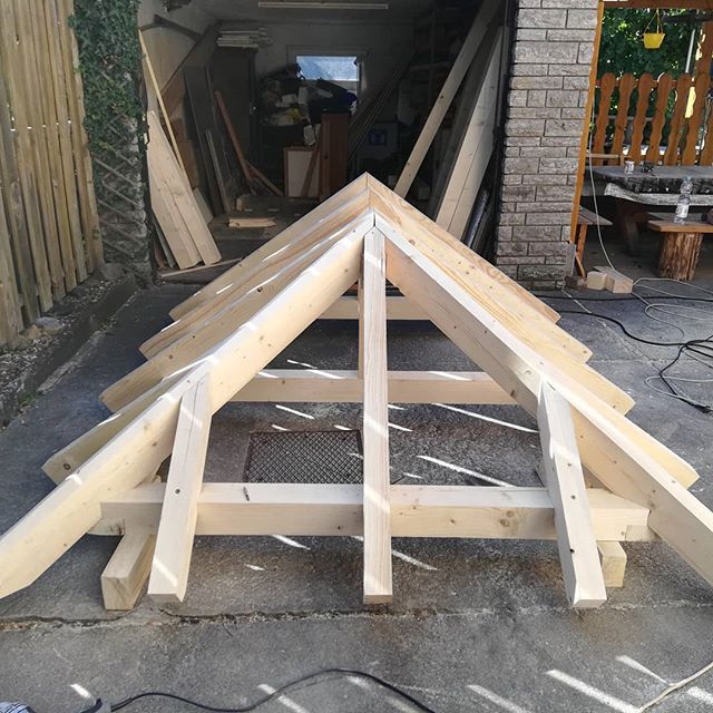 Reparatur von Holzlatten und Verbindungen am Pavillon