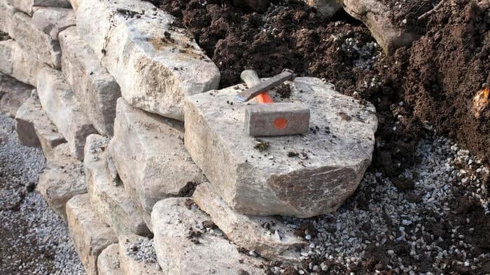Austausch beschädigter Steine an Gartenmauern