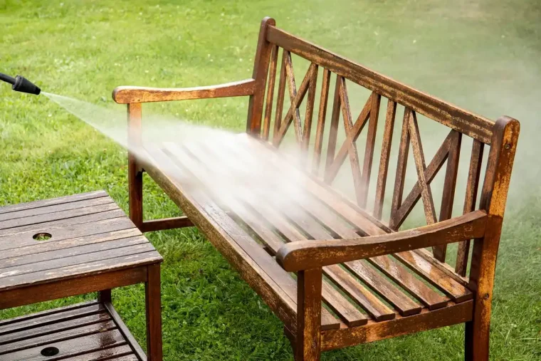 Reparatur von Gartenbänken
