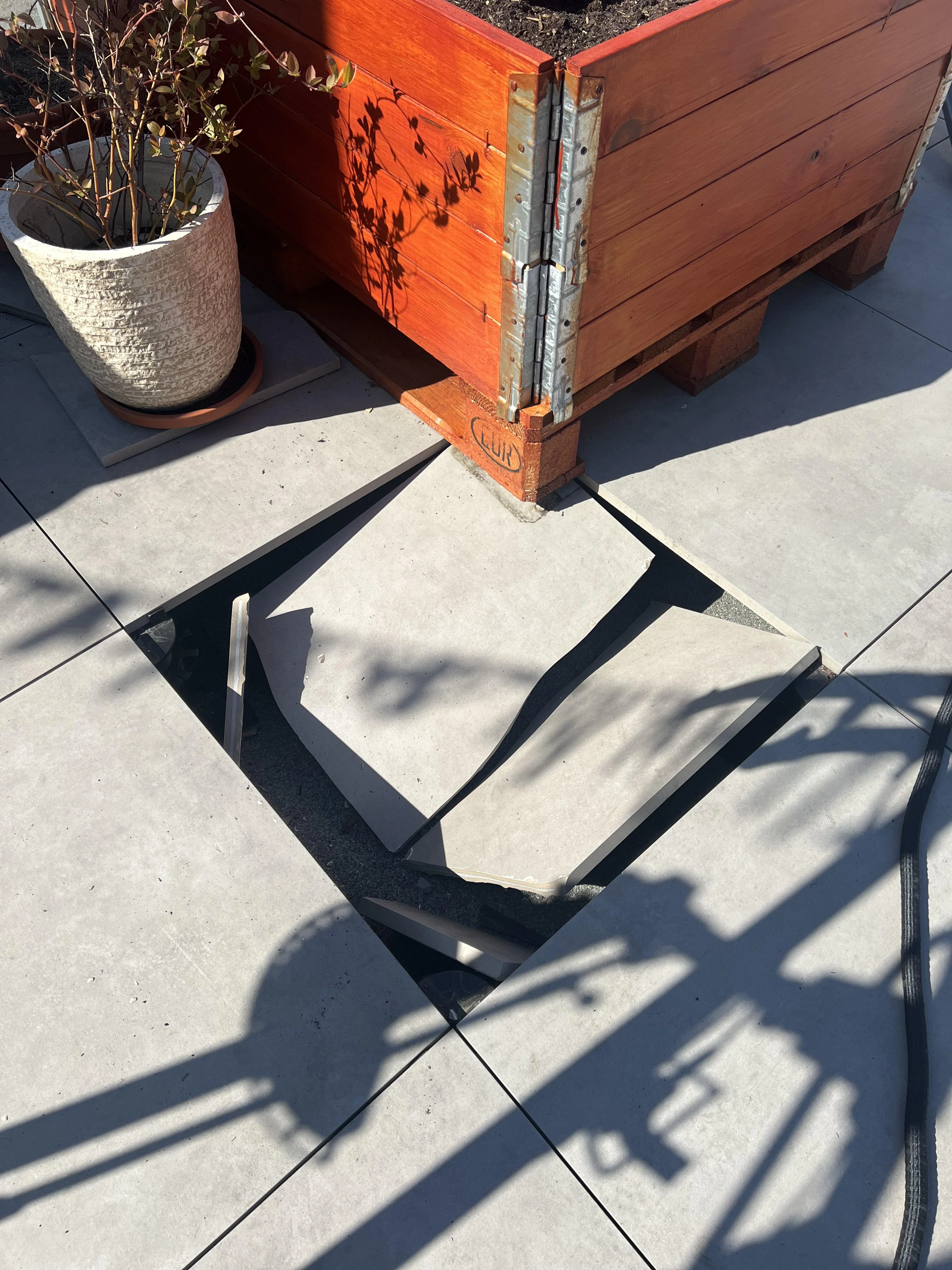 Austausch von gerissenen Platten auf Wegen