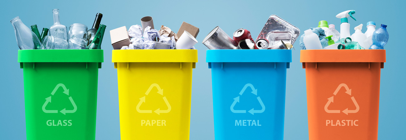 Sortierung von Gegenständen für Sperrmüll oder Recycling – sorgfältig und organisiert