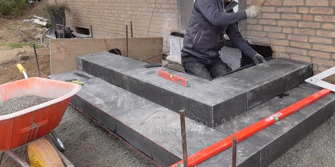 Kleine Stufen- und Podestplatten verlegen