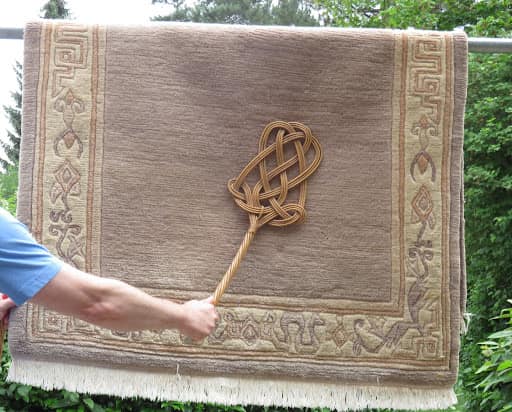 Teppich-Ausklopfen und Schütteln – gründliche Entfernung von Staub und Schmutz