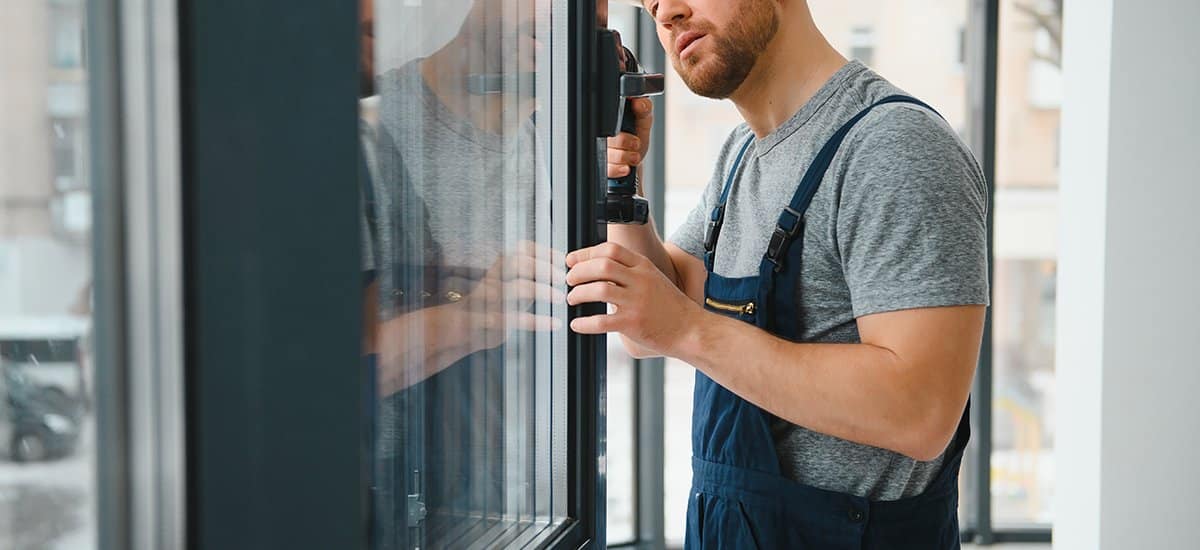 Überprüfung der einwandfreien Funktion von Türen und Fenstern