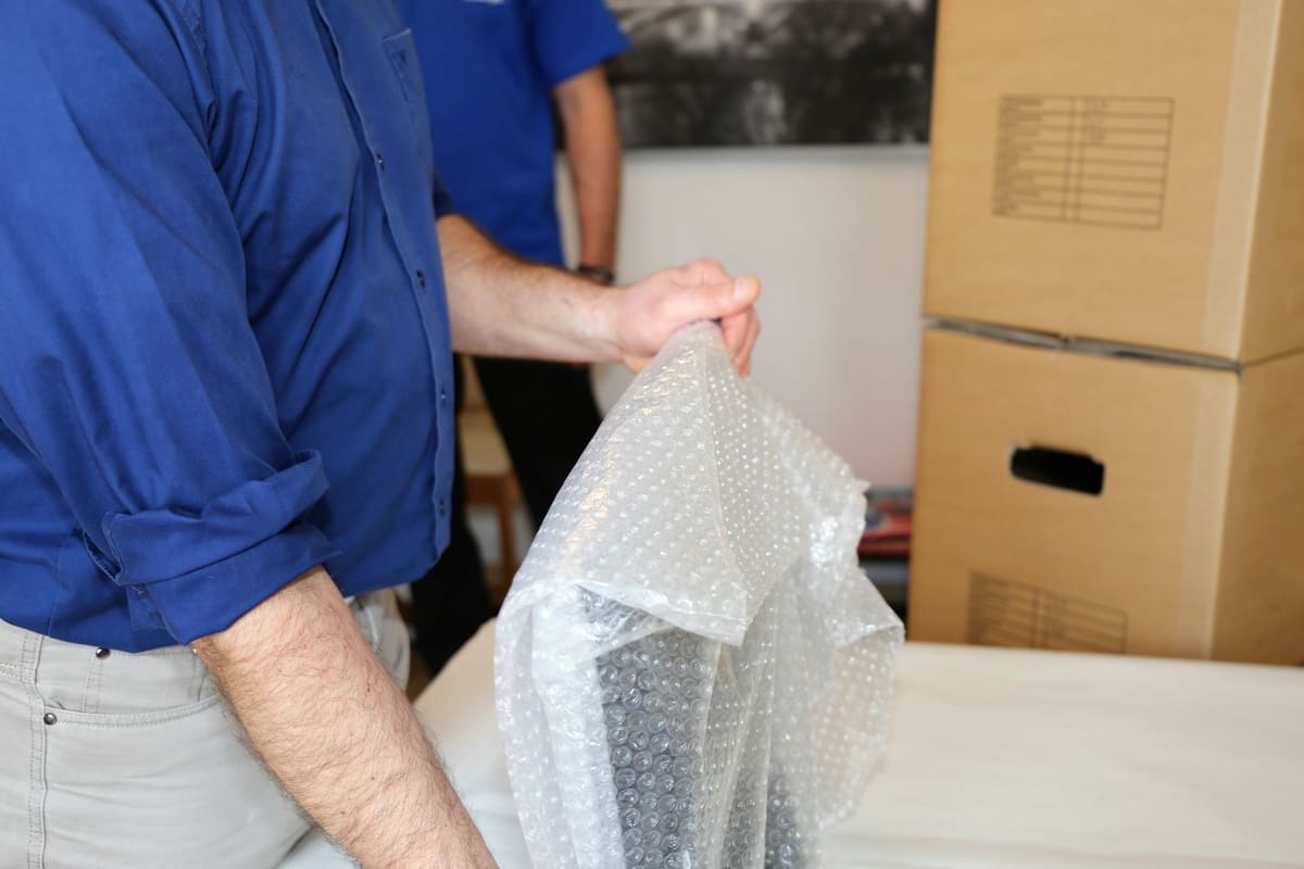 Gegenstände fachgerecht für Umzug oder Lagerung einpacken – sauber und sicher