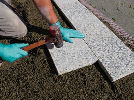Verlegen von Gehwegplatten auf kleinen Flächen